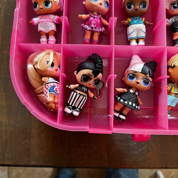 Large Lot Of L.OL. Surprise Dolls With Carrying Suitcase Lot Of 21 + Accessories - Picture 4 of 13